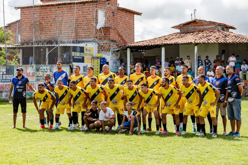 Equipo de fútbol de barrio posando con su uniforme antes del partido