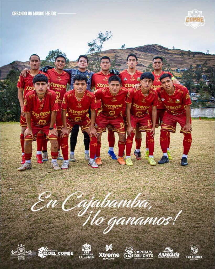 El equipo de El Combe FC con sus polos deportivos sublimados rojo y dorado