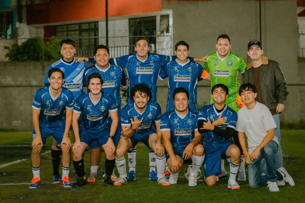 Equipo de fútbol juvenil con uniforme deportivo personalizado