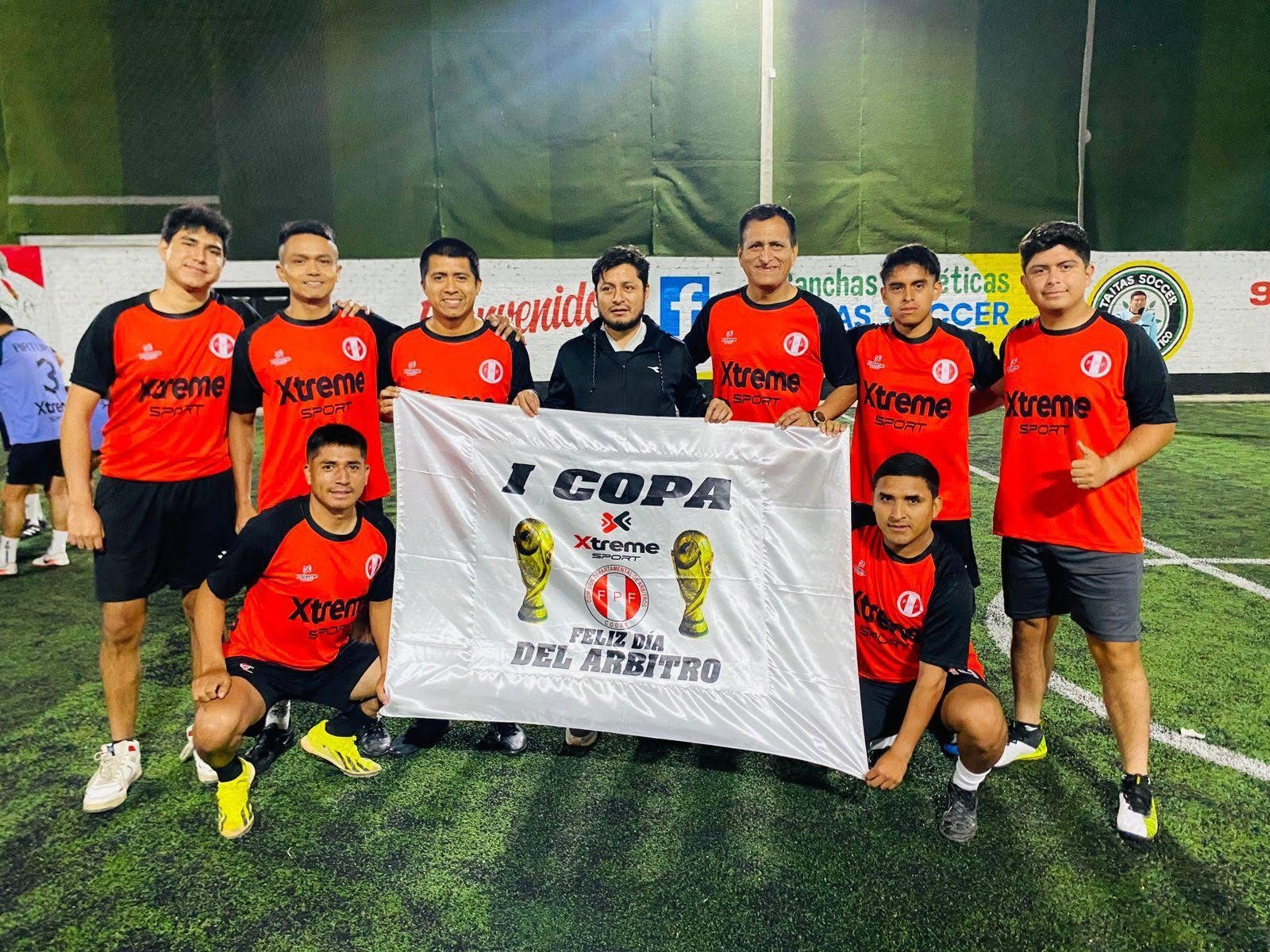 Equipo con polos deportivos sublimados naranjas en la I Copa Xtreme Sport