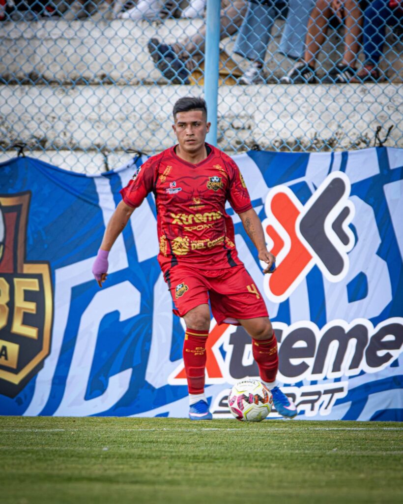 Jugador de El Combe FC en partido con el uniforme deportivo sublimado que le hicimos