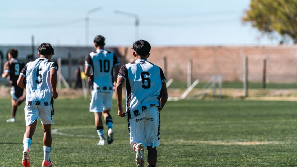 Jugadores de fútbol juvenil con número personalizado en la espalda