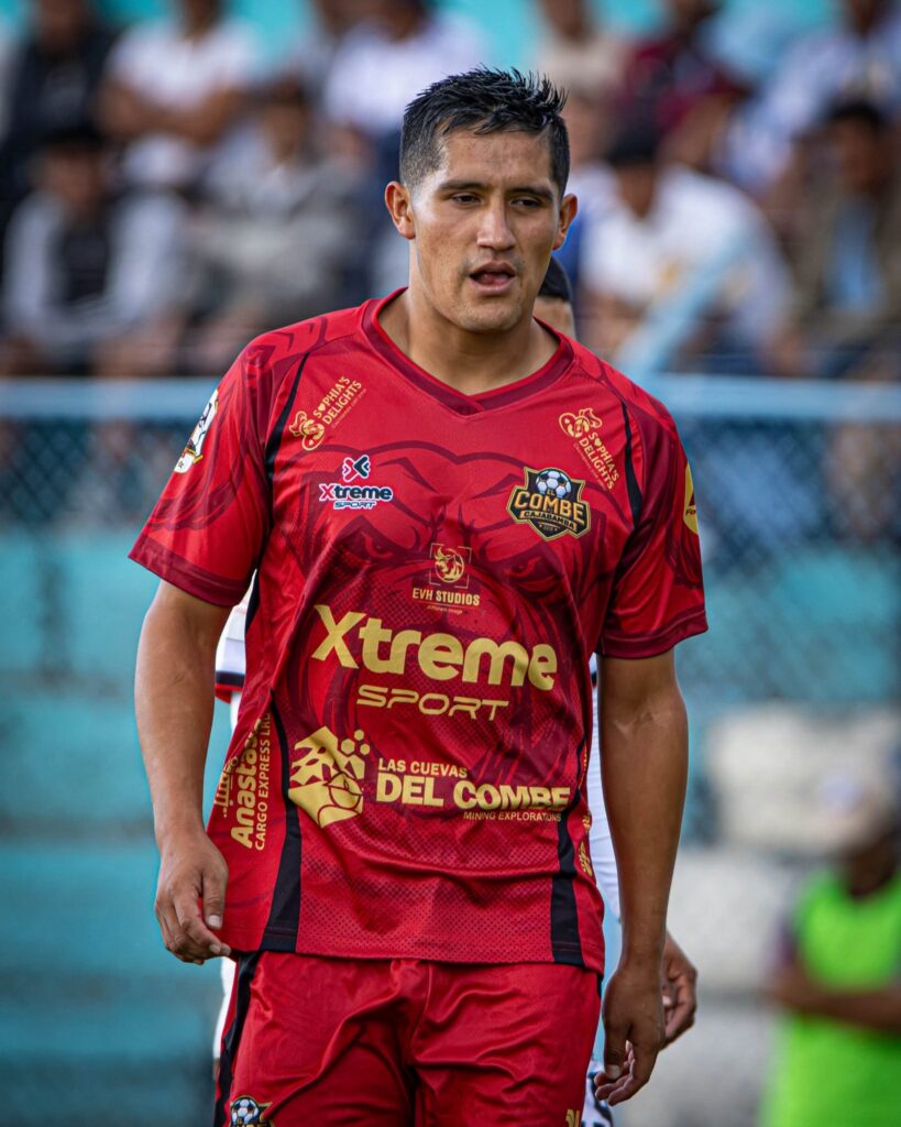 Jugador de El Combe FC de Cajabamba con el polo deportivo sublimado rojo y dorado