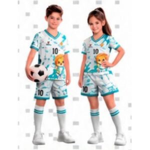 Niño y niña con conjunto de polo y short sublimado XtremeSport en celeste