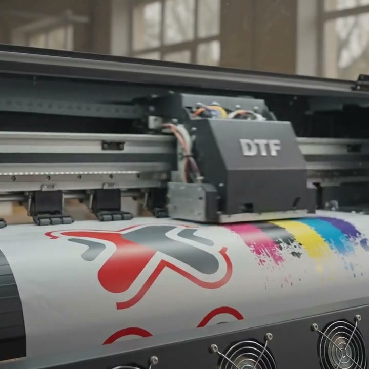 Impresora DTF sacando el diseño a todo color en el taller de Trujillo