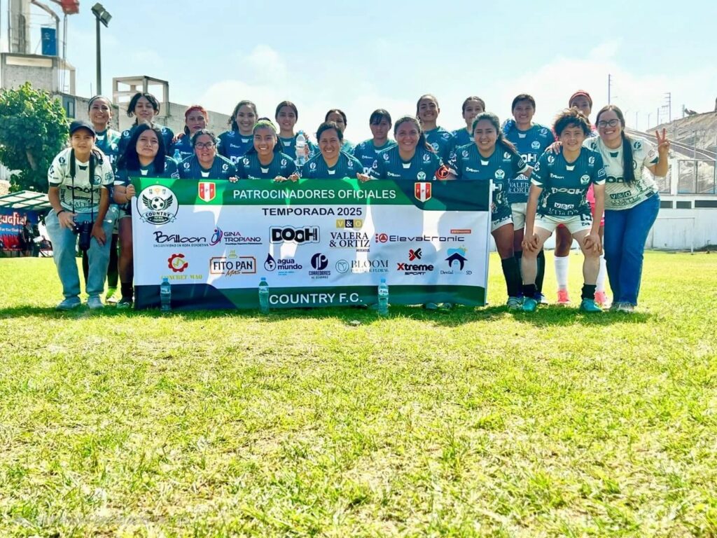 El equipo femenino de Country F.C. con sus uniformes deportivos sublimados