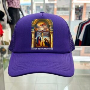 Gorra trucker morada con la imagen del Señor de los Milagros estampada en el frente