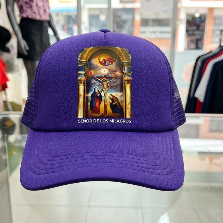 Gorra trucker morada con la imagen del Señor de los Milagros estampada en el frente