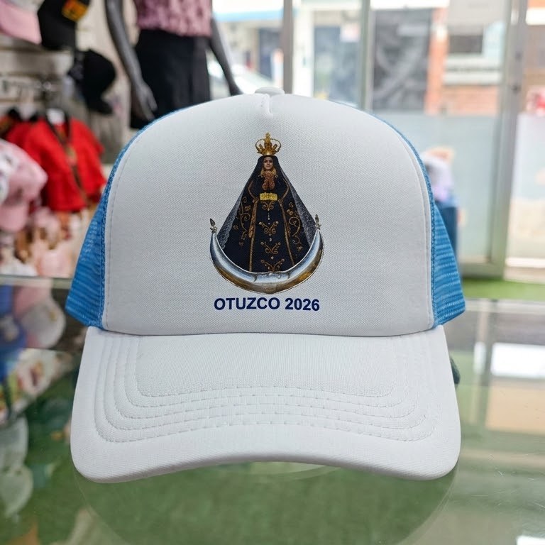Gorra trucker blanca y celeste con la Virgen de la Puerta estampada y el texto Otuzco 2026