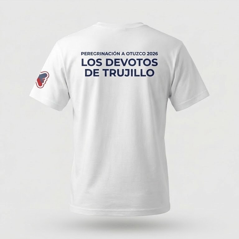 Espalda del polo de la Virgen de la Puerta con el texto Peregrinación a Otuzco 2026, Los devotos de Trujillo