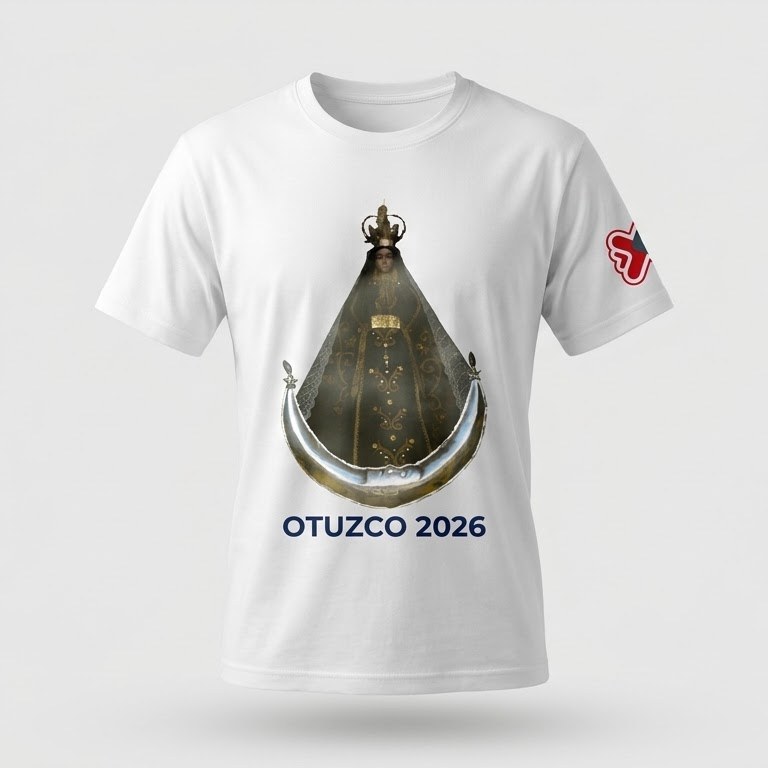 Polo blanco con la Virgen de la Puerta estampada a todo color y el texto Otuzco 2026
