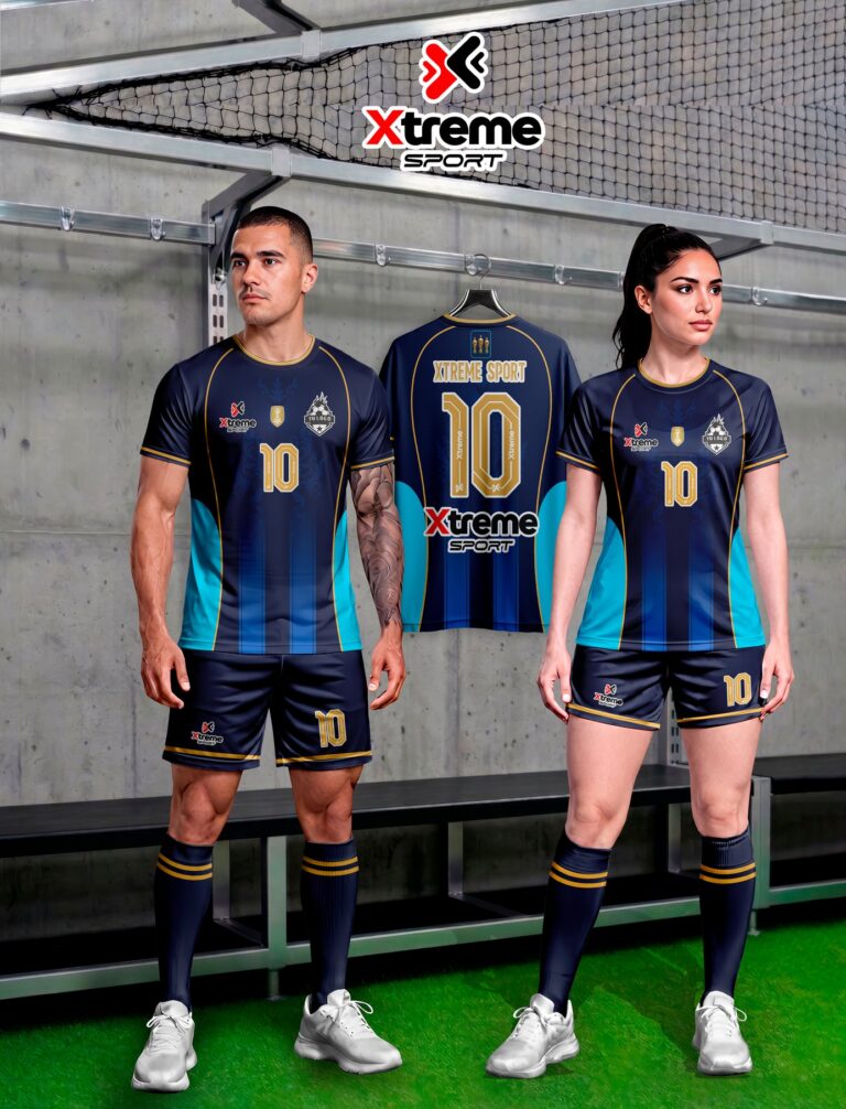 Hombre y mujer con el uniforme sublimado azul marino con detalles dorados y celestes, y la camiseta colgada con el número 10 dorado