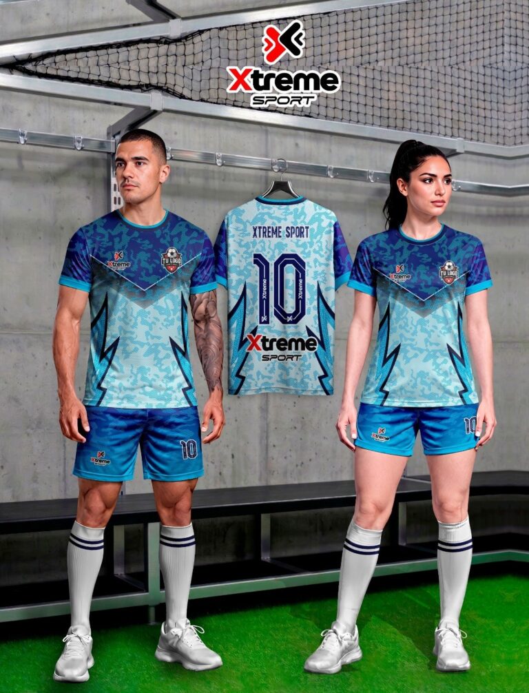 Hombre y mujer con el uniforme sublimado celeste camuflado con pico azul, y la camiseta colgada con el número 10