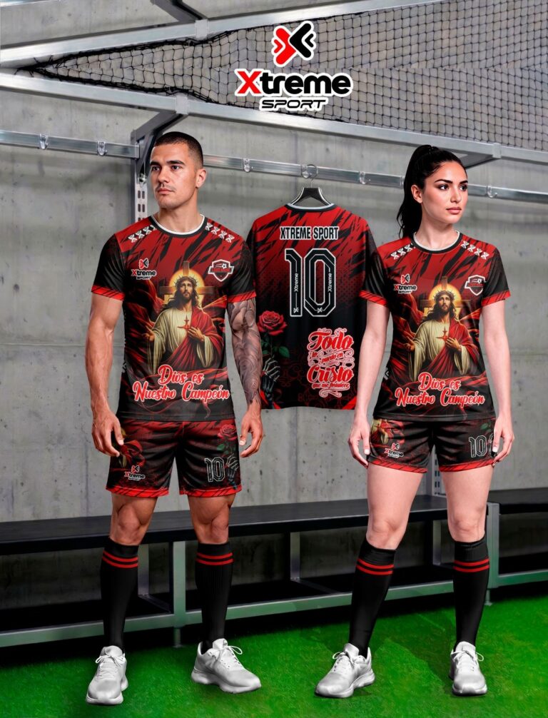 Hombre y mujer con el uniforme sublimado rojo y negro con la imagen de Jesús y la frase Dios es nuestro campeón