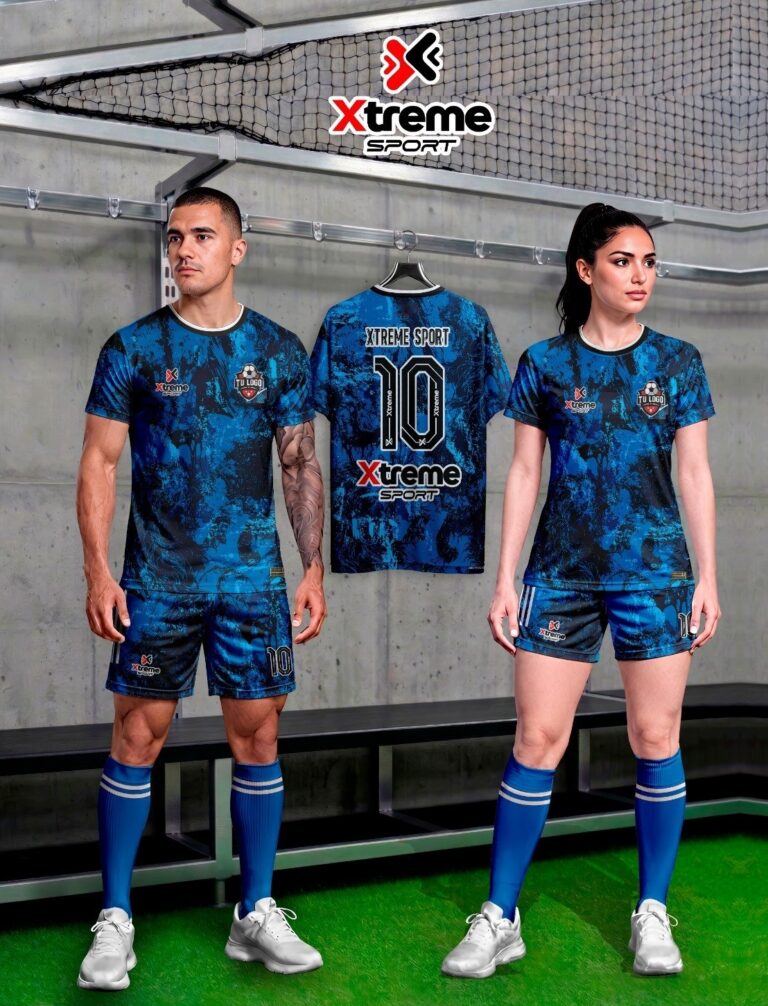 Hombre y mujer con el uniforme sublimado azul y negro jaspeado, con el escudo del equipo en el pecho