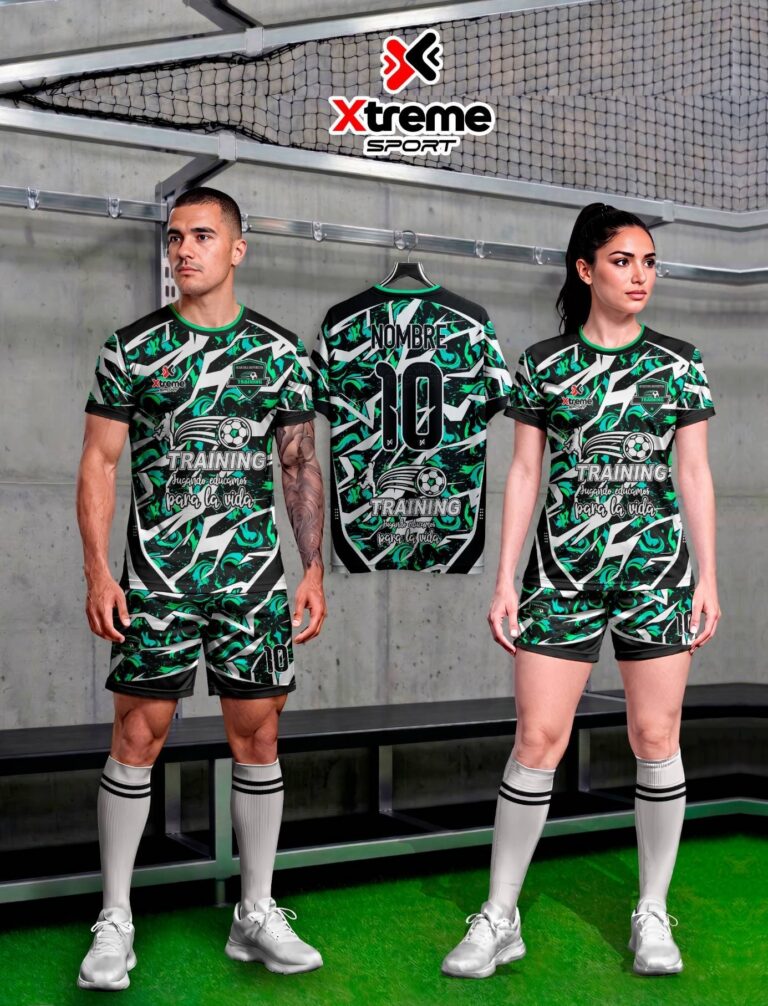 Hombre y mujer con el uniforme sublimado verde y negro de la academia Training, con nombre y número